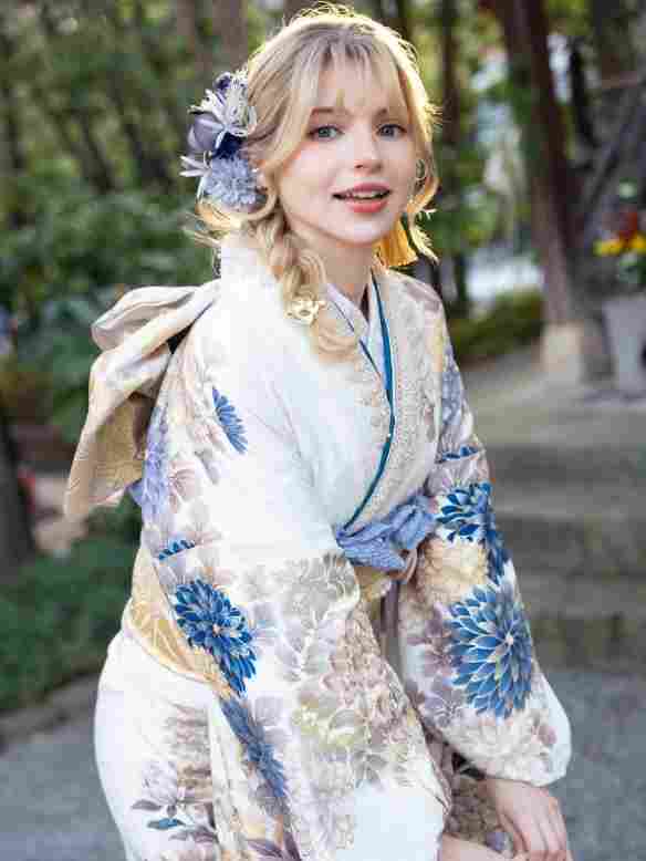 《生化4RE》碍事梨体模新美照：和服装甜妹 清新温柔