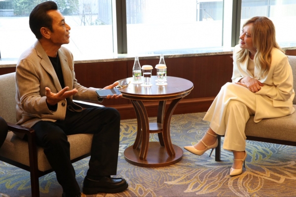 意大利总理访日会面《北斗神拳》作者！获赠原画庆生