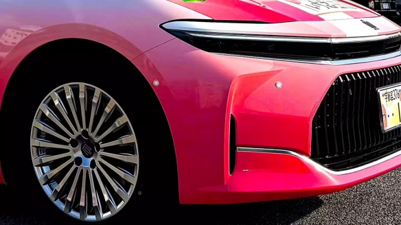 丰田栃木店推出“草莓皇冠”特别版 致敬草莓之乡