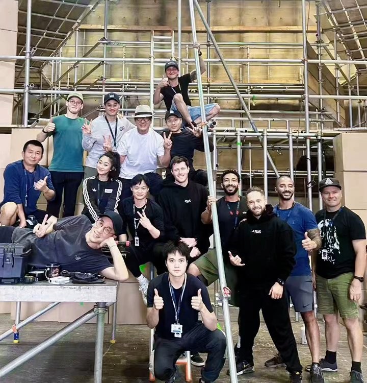 成龙现身《蜘蛛侠：崭新之日》拍摄现场！合照曝光