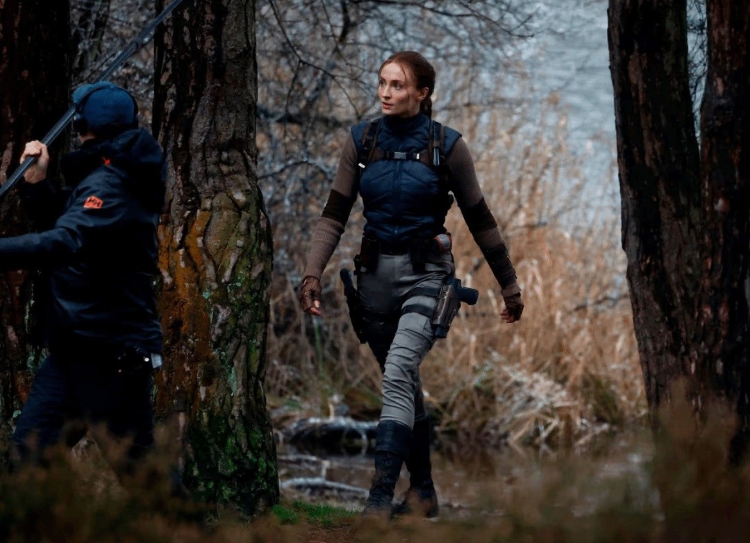 《古墓丽影》劳拉片场照曝光 双枪造型不错!