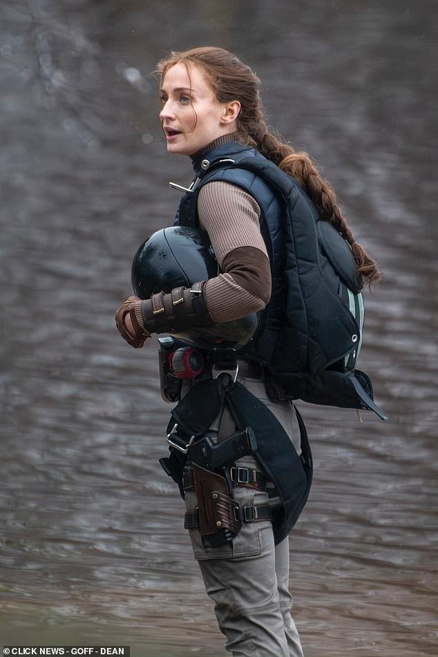 《古墓丽影》劳拉片场照曝光 双枪造型不错!