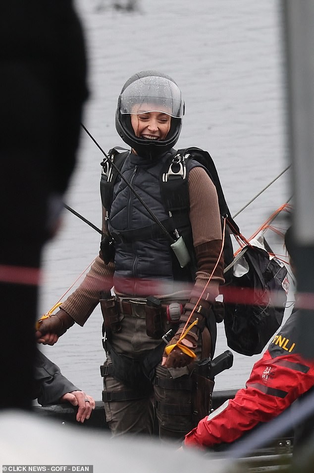 《古墓丽影》劳拉片场照曝光 双枪造型不错!