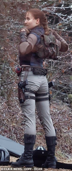 《古墓丽影》劳拉片场照曝光 双枪造型不错!