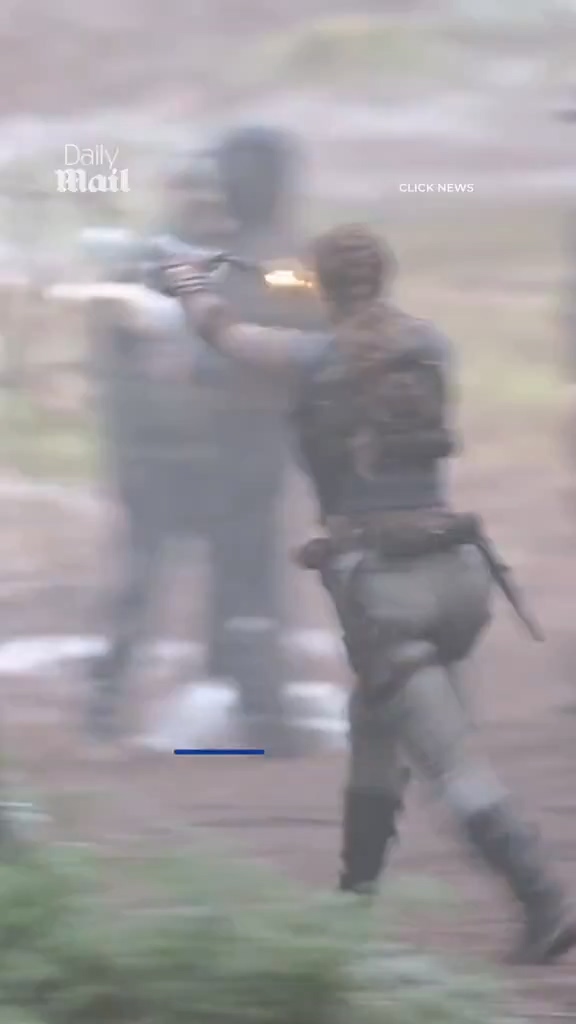 《古墓丽影》真人剧曝片场视频 劳拉手持双枪尽情射击